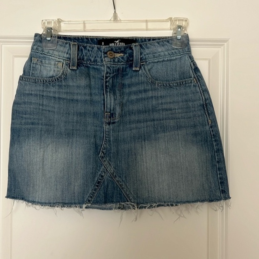 Hollister Jean HiRise Skirt Sz 0 w24 Whitewash 5-pocket denim. Frayed hem.
